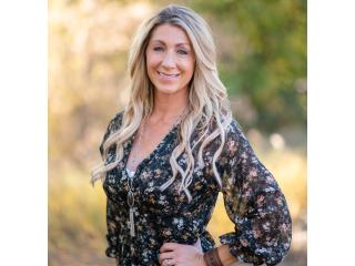 Find Your Dream Home in Lakewood with Sarah Moore!